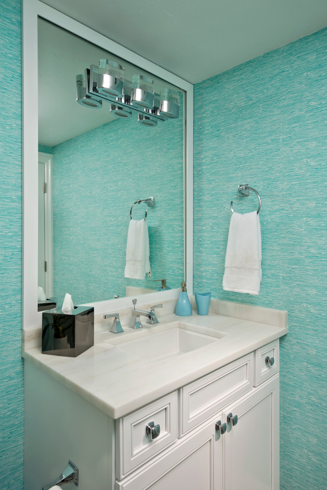 Immagine di una piccola stanza da bagno con doccia costiera con ante con riquadro incassato, ante in legno chiaro, pareti blu, lavabo da incasso e top in granito
