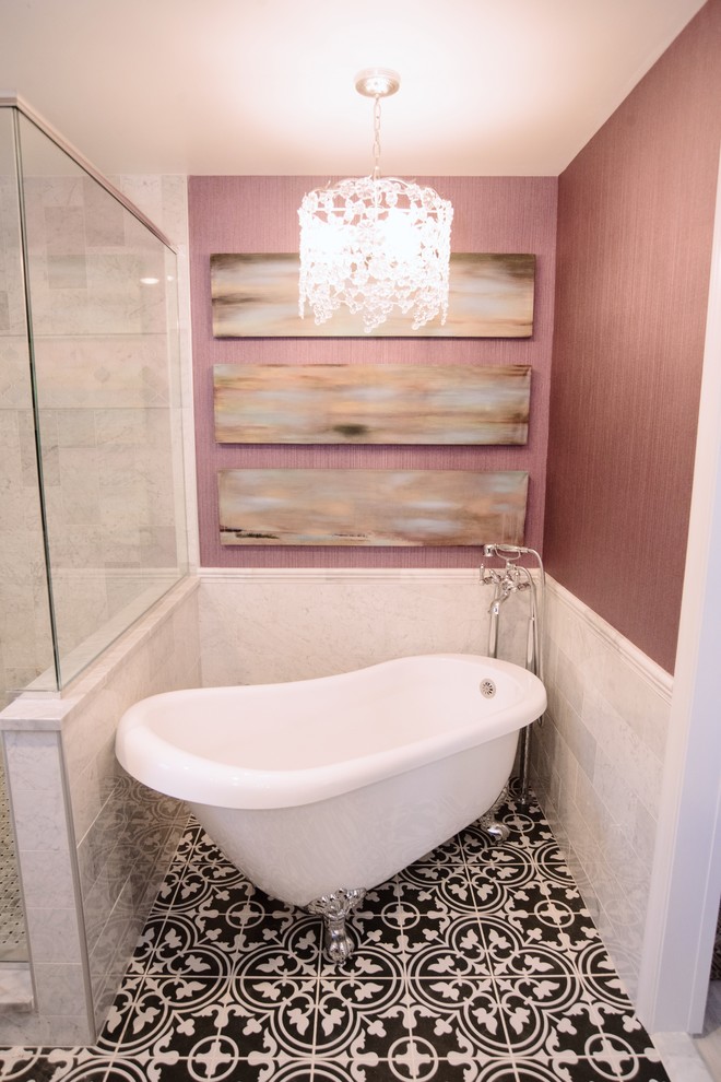 На фото: детская ванная комната среднего размера в восточном стиле с розовыми стенами, фасадами с утопленной филенкой, темными деревянными фасадами, ванной на ножках, душем над ванной, унитазом-моноблоком, белой плиткой, каменной плиткой, полом из керамической плитки, раковиной с пьедесталом, столешницей из гранита, черным полом, открытым душем и белой столешницей