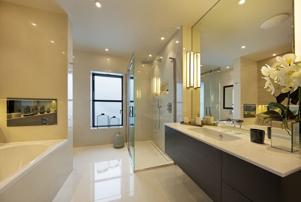 Exemple d'une salle de bain tendance en bois foncé avec un placard à porte plane, une baignoire en alcôve, une douche à l'italienne, un carrelage blanc, des carreaux de porcelaine, un mur blanc, un sol en carrelage de porcelaine, un lavabo encastré et un plan de toilette en quartz modifié.