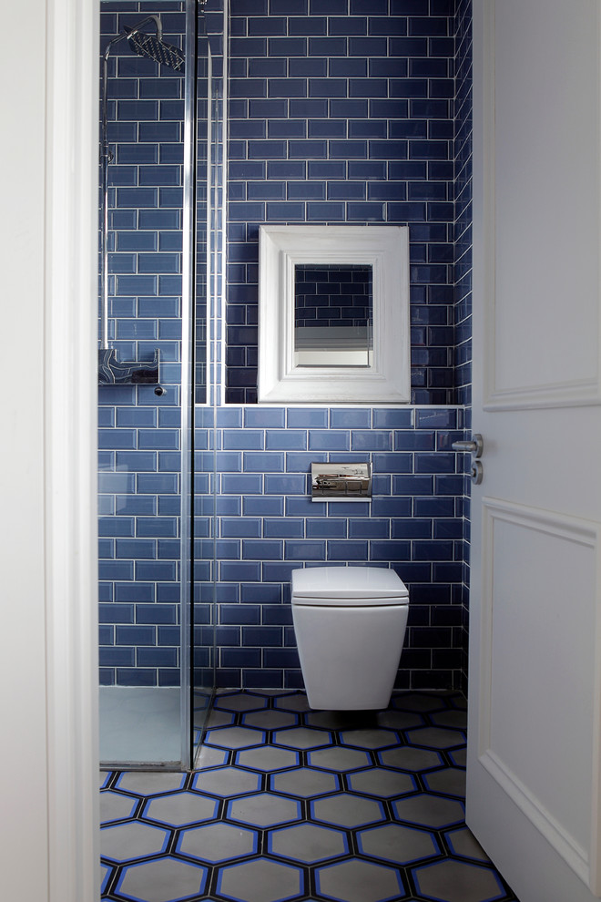 Свежая идея для дизайна: маленькая главная ванная комната в современном стиле с инсталляцией, синей плиткой, плиткой кабанчик, синими стенами и разноцветным полом для на участке и в саду - отличное фото интерьера