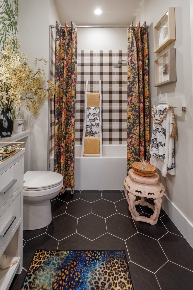 Bild på ett mellanstort eklektiskt badrum med dusch, med släta luckor, vita skåp, ett badkar i en alkov, en dusch/badkar-kombination, brun kakel, vit kakel, porslinskakel, grå väggar, skiffergolv, svart golv och dusch med duschdraperi