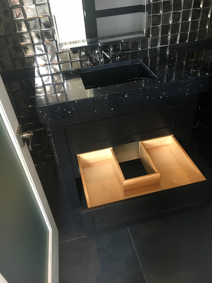 На фото: большая ванная комната в современном стиле с плоскими фасадами, черными фасадами, разноцветной плиткой, зеркальной плиткой, серыми стенами, душевой кабиной, консольной раковиной и столешницей из искусственного кварца
