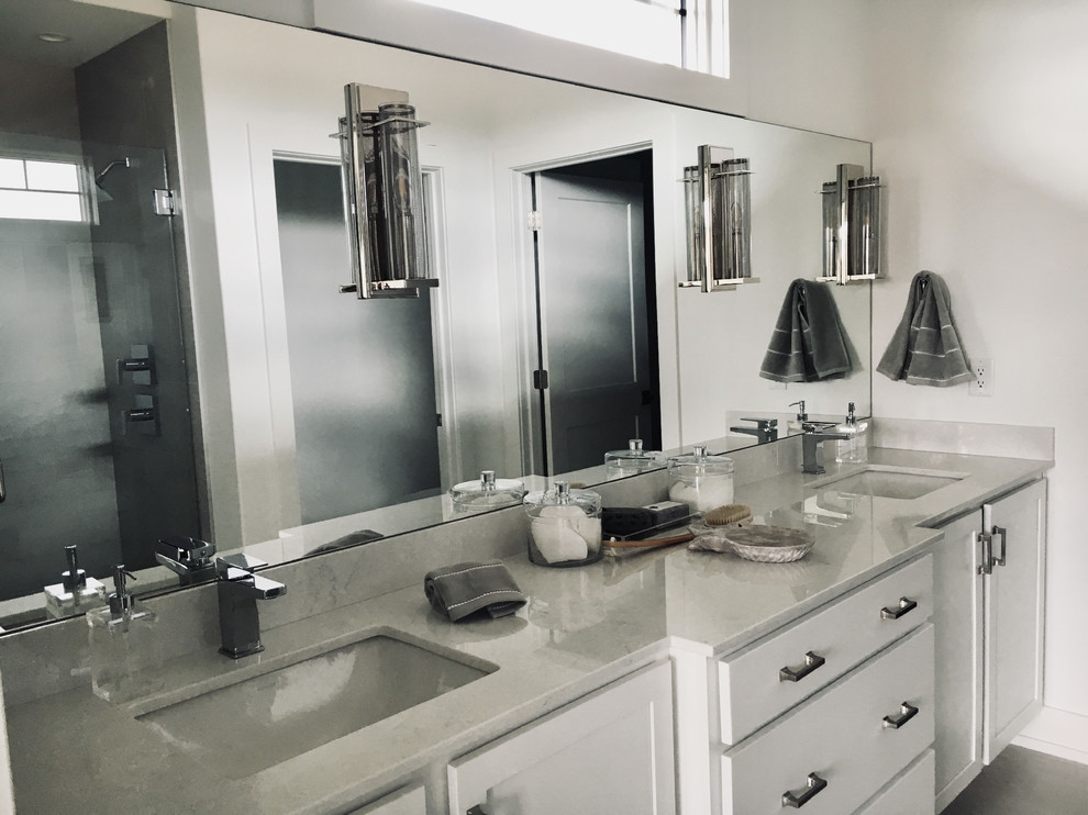 Diseño de cuarto de baño principal minimalista grande con armarios estilo shaker, puertas de armario blancas, paredes grises, suelo de baldosas de cerámica, lavabo bajoencimera, encimera de cuarzo compacto y suelo gris