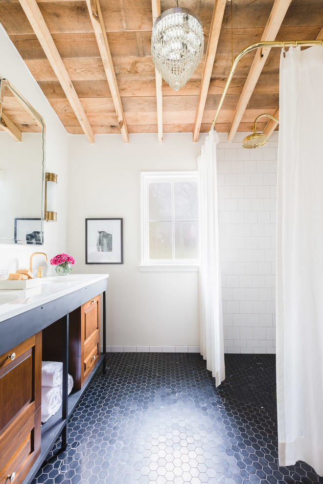 Пример оригинального дизайна: ванная комната в стиле неоклассика (современная классика) с шторкой для ванной