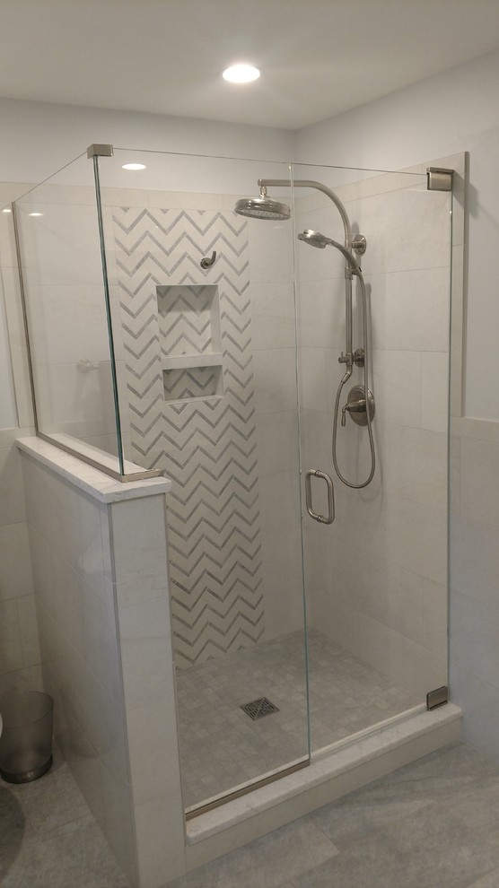 Inspiration för mellanstora klassiska en-suite badrum, med möbel-liknande, vita skåp, en öppen dusch, en toalettstol med hel cisternkåpa, vit kakel, porslinskakel, grå väggar, klinkergolv i porslin, ett undermonterad handfat, bänkskiva i kvarts, grått golv och dusch med gångjärnsdörr