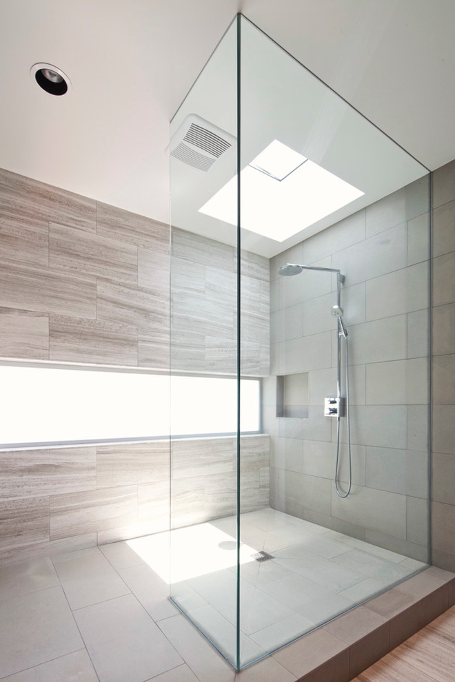 ロサンゼルスにある広いコンテンポラリースタイルのおしゃれな浴室 (オープン型シャワー、ベージュのタイル、オープンシャワー、磁器タイル、茶色い壁、磁器タイルの床、ベージュの床) の写真