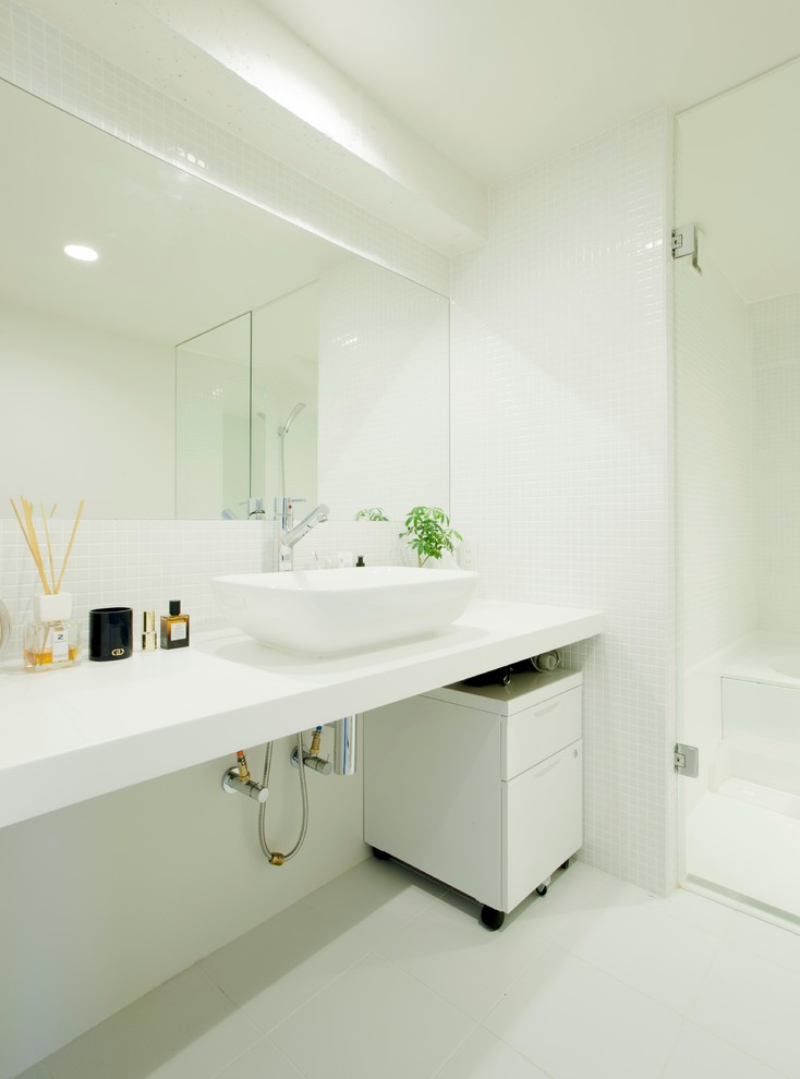 Modernes Badezimmer mit Aufsatzwaschbecken, weißen Fliesen, Mosaikfliesen und weißer Wandfarbe in Tokio