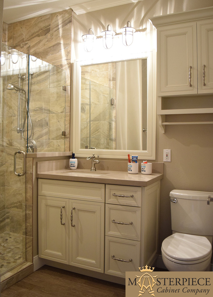 Inredning av ett shabby chic-inspirerat litet badrum med dusch, med luckor med infälld panel, vita skåp, en dusch i en alkov, beige kakel, brun kakel, grå kakel, porslinskakel, beige väggar, mellanmörkt trägolv, ett undermonterad handfat och bänkskiva i akrylsten