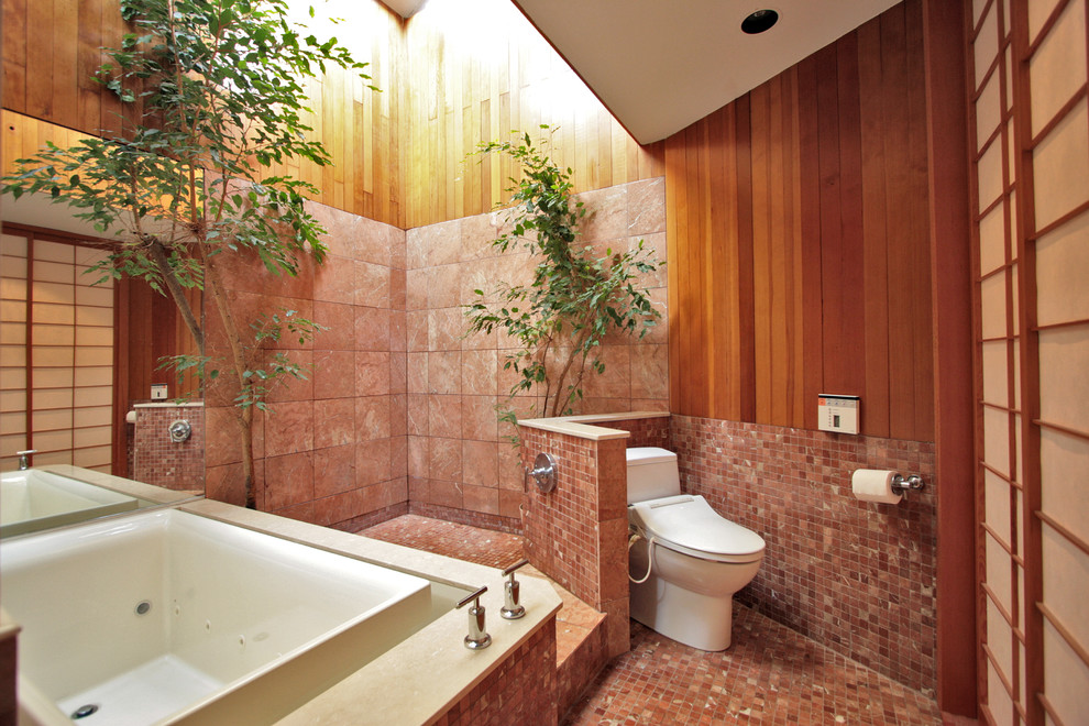 Asiatisches Badezimmer mit japanischer Badewanne, offener Dusche und offener Dusche in Bridgeport