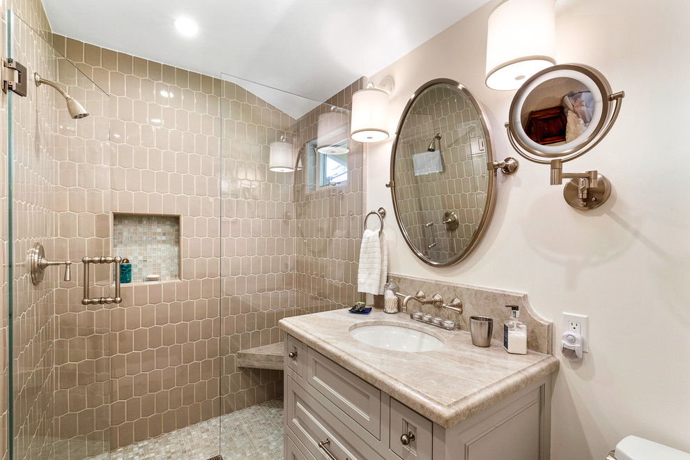 Idéer för mellanstora vintage badrum med dusch, med möbel-liknande, grå skåp, en dusch i en alkov, beige kakel, keramikplattor, beige väggar, ett undermonterad handfat och granitbänkskiva