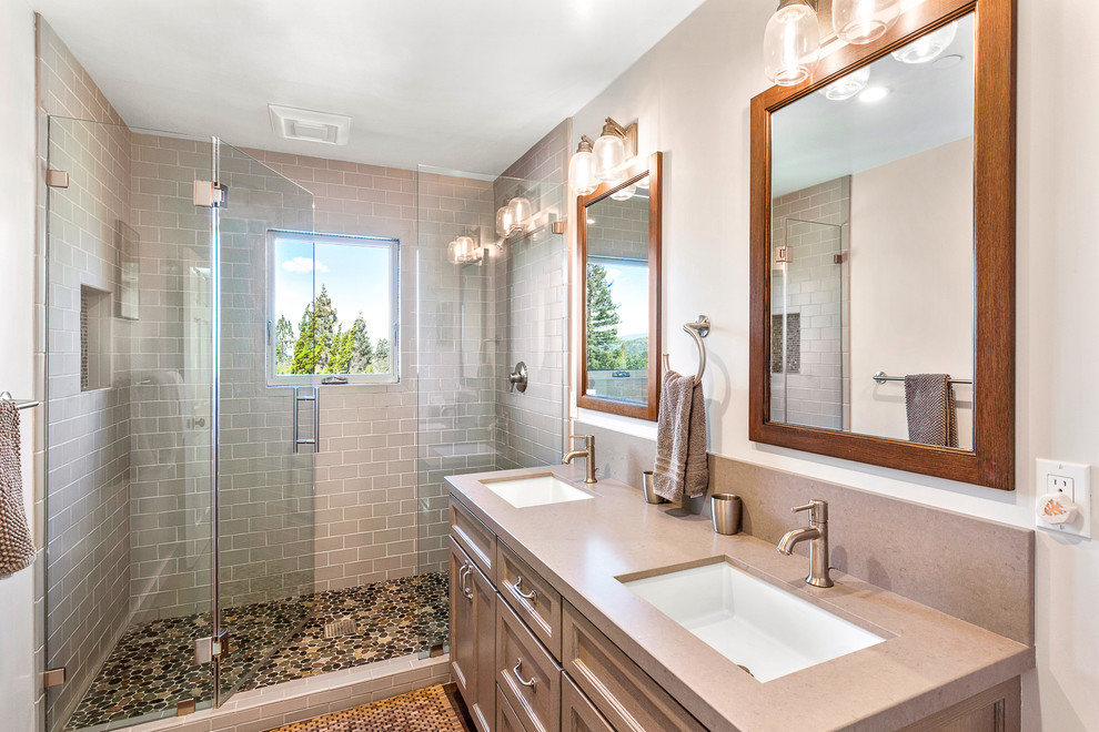 Inspiration för mellanstora amerikanska badrum med dusch, med möbel-liknande, grå skåp, en dusch i en alkov, beige kakel, keramikplattor, vita väggar, mosaikgolv, ett undermonterad handfat och bänkskiva i kvarts