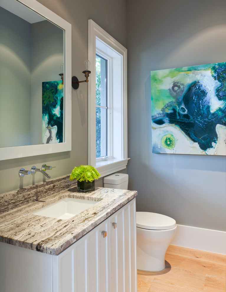 Esempio di una stanza da bagno chic con lavabo sottopiano, ante bianche, pareti grigie e parquet chiaro
