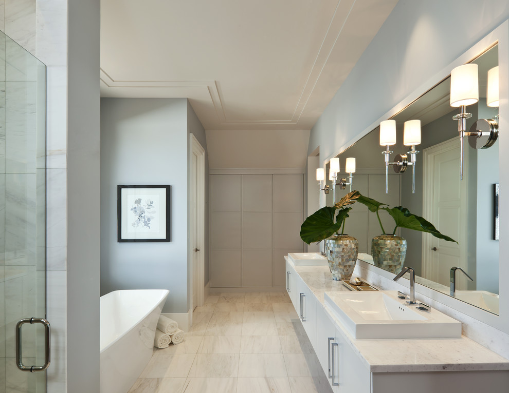 Источник вдохновения для домашнего уюта: большая главная ванная комната в стиле неоклассика (современная классика) с накладной раковиной, плоскими фасадами, белыми фасадами, отдельно стоящей ванной, душем в нише и синими стенами