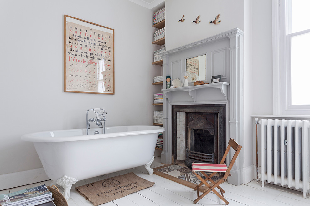 Foto de cuarto de baño principal tradicional de tamaño medio con bañera con patas, paredes grises, suelo de madera pintada y suelo blanco