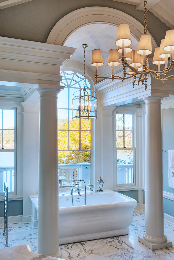 Foto de cuarto de baño rectangular clásico con bañera exenta