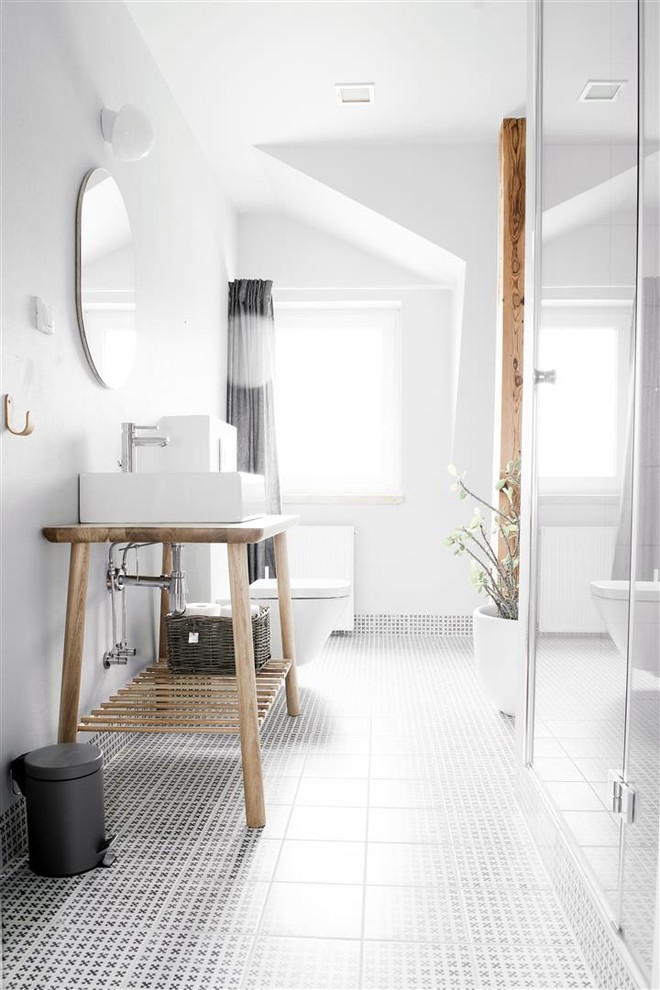Свежая идея для дизайна: ванная комната среднего размера в скандинавском стиле с светлыми деревянными фасадами, душем в нише, черно-белой плиткой, керамической плиткой, белыми стенами, полом из керамической плитки, душевой кабиной и столешницей из дерева - отличное фото интерьера