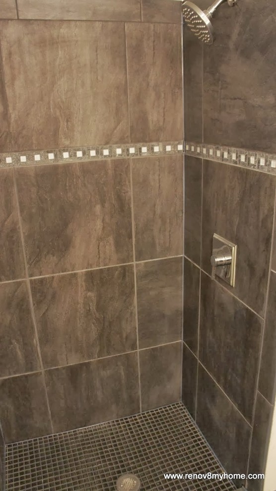 Inspiration för ett mellanstort funkis badrum med dusch, med ett avlångt handfat, en öppen dusch, en toalettstol med separat cisternkåpa, grå kakel, grå väggar och skiffergolv