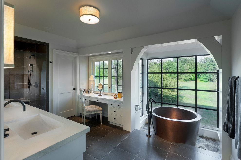 コロンバスにあるコンテンポラリースタイルのおしゃれな浴室 (一体型シンク、置き型浴槽、アルコーブ型シャワー) の写真
