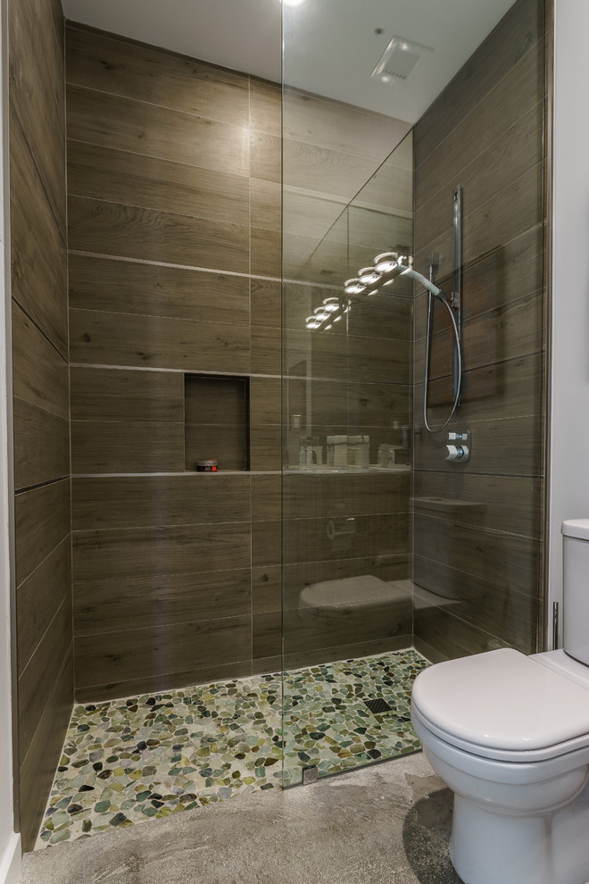 Idee per una piccola stanza da bagno minimalista con lavabo integrato, top in quarzo composito, doccia a filo pavimento, WC a due pezzi, piastrelle marroni, piastrelle in ceramica, pareti bianche e pavimento in cemento