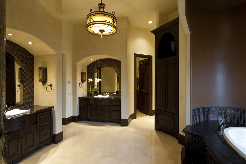 На фото: ванная комната в классическом стиле с открытым душем с