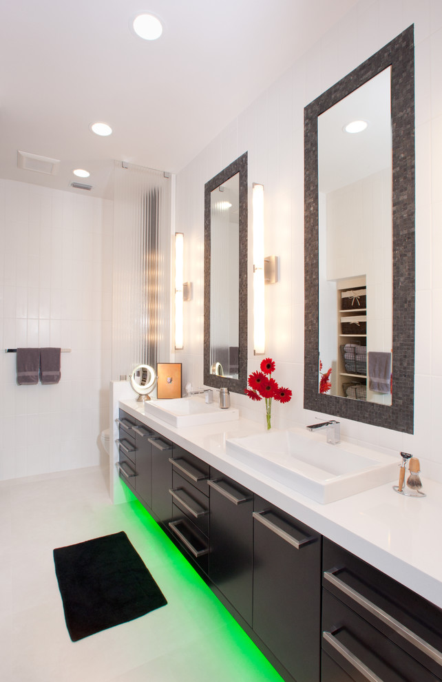 Идея дизайна: ванная комната: освещение в современном стиле с настольной раковиной