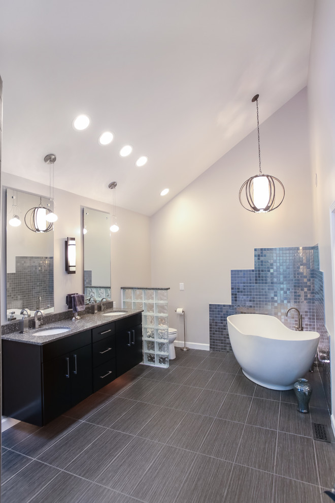 Ejemplo de cuarto de baño principal contemporáneo grande con bañera exenta, ducha esquinera, paredes blancas, lavabo bajoencimera y ducha abierta