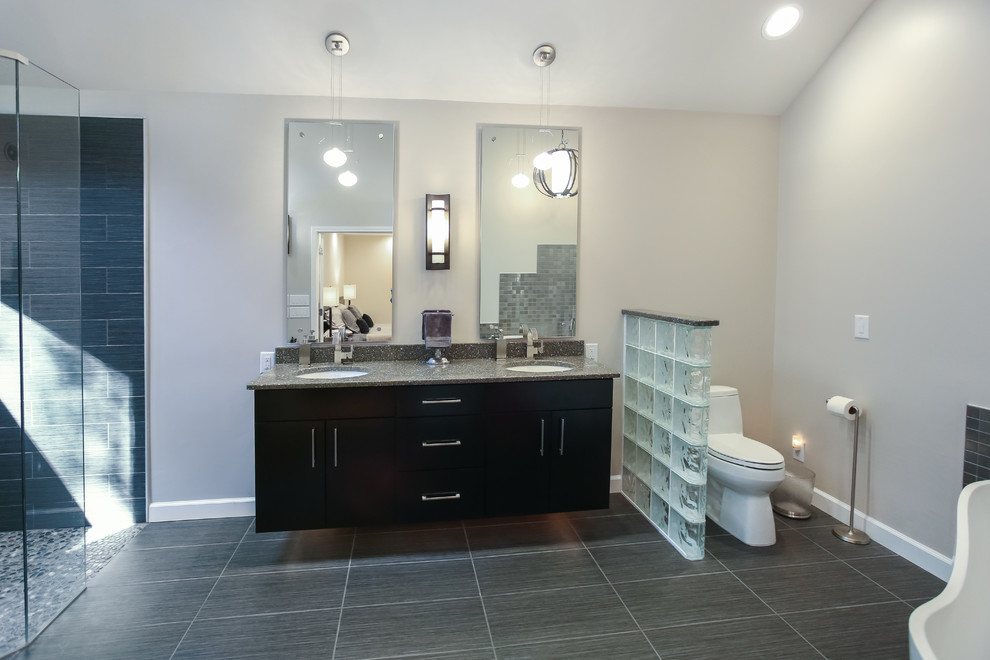Стильный дизайн: большая главная ванная комната в современном стиле с отдельно стоящей ванной, угловым душем, белыми стенами, врезной раковиной и открытым душем - последний тренд