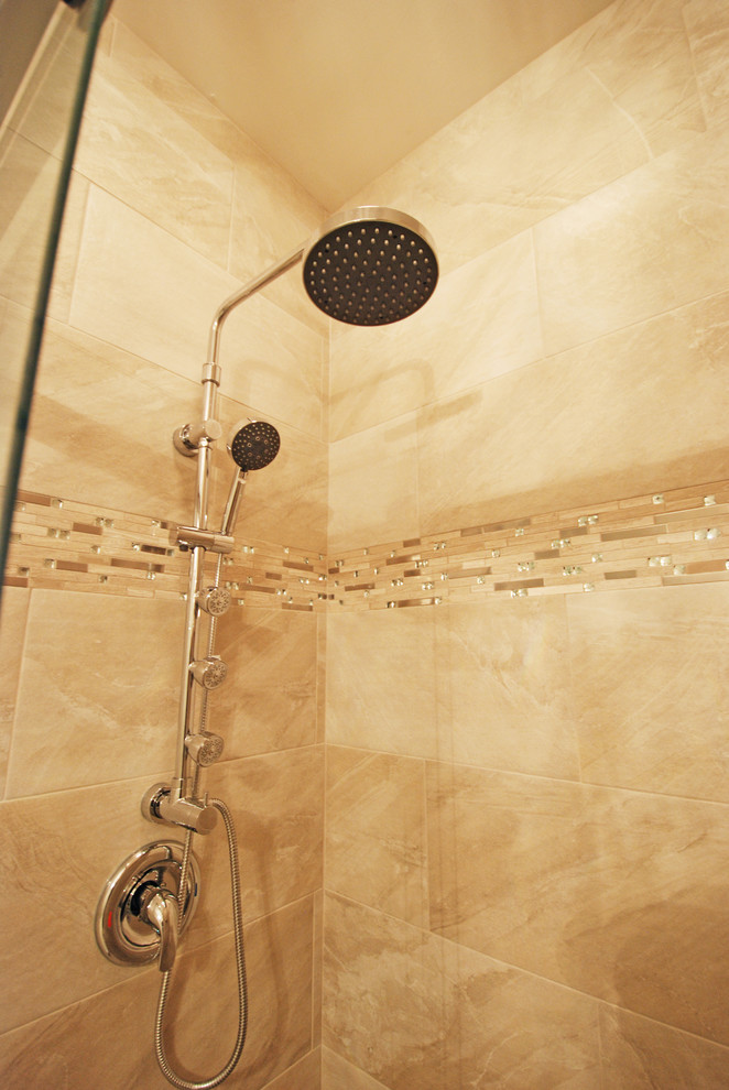 На фото: ванная комната в современном стиле с душем в нише, бежевыми стенами и полом из керамической плитки с