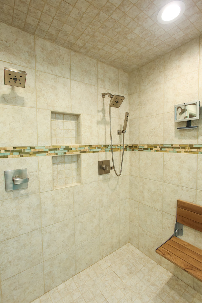 Ispirazione per una stanza da bagno stile marino di medie dimensioni con ante a filo, ante blu, doccia alcova, piastrelle a specchio, lavabo a bacinella e top in saponaria