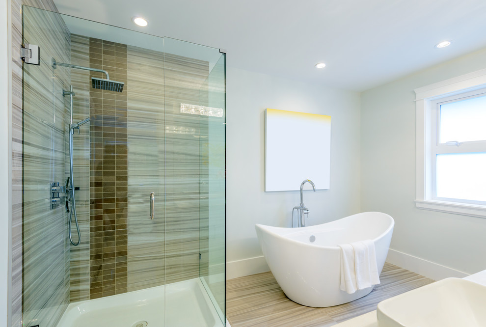 Стильный дизайн: большая главная ванная комната в стиле модернизм с накладной ванной, угловым душем, разноцветной плиткой, керамогранитной плиткой, синими стенами, полом из керамогранита, настольной раковиной, столешницей из кварцита, разноцветным полом, душем с распашными дверями и белой столешницей - последний тренд