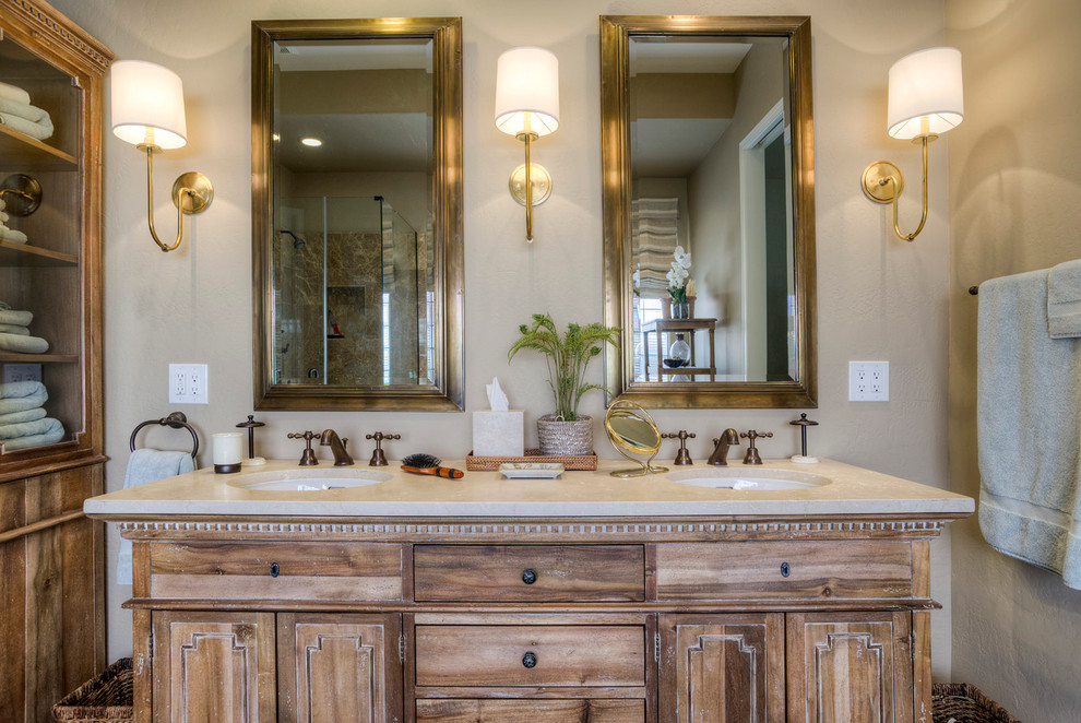 Immagine di una stanza da bagno classica con lavabo sottopiano, ante in legno scuro, doccia ad angolo, pareti beige e ante con riquadro incassato