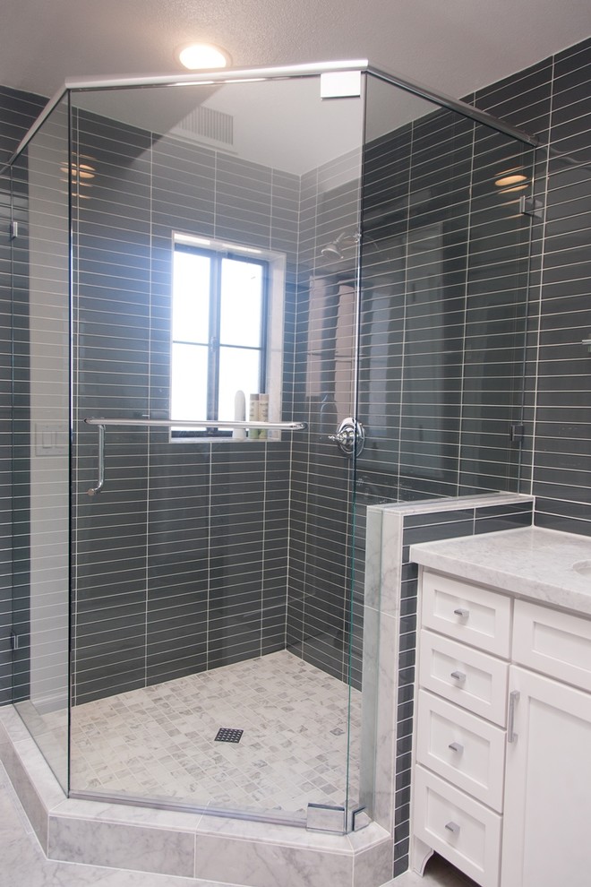 Imagen de cuarto de baño minimalista de tamaño medio con lavabo bajoencimera, armarios con paneles empotrados, puertas de armario blancas, ducha esquinera, paredes blancas y aseo y ducha