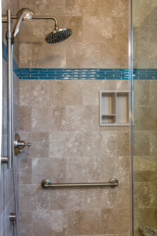 Inspiration för ett stort vintage en-suite badrum, med luckor med upphöjd panel, skåp i mörkt trä, en dusch i en alkov, beige kakel, blå kakel, stenkakel, blå väggar, klinkergolv i keramik, ett undermonterad handfat och granitbänkskiva