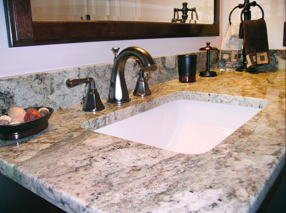 Immagine di una stanza da bagno tradizionale con lavabo sottopiano e top in granito