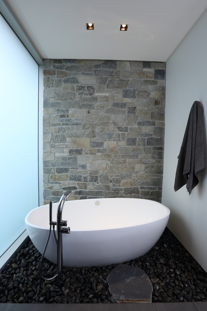 Пример оригинального дизайна: ванная комната в современном стиле с белыми стенами