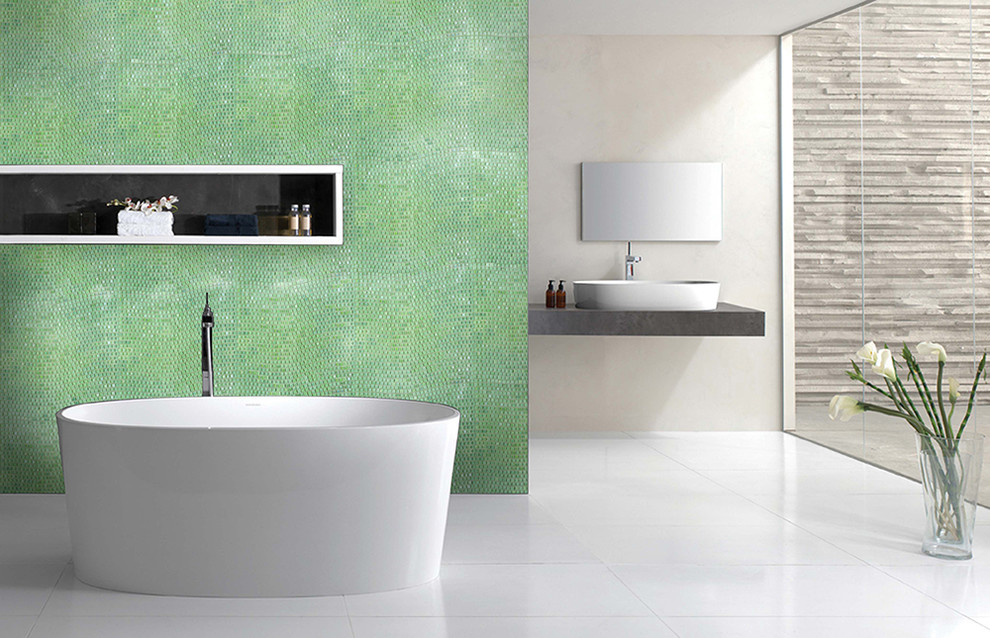 Cette photo montre une grande salle de bain principale tendance avec une baignoire indépendante, un carrelage vert, mosaïque et un mur blanc.