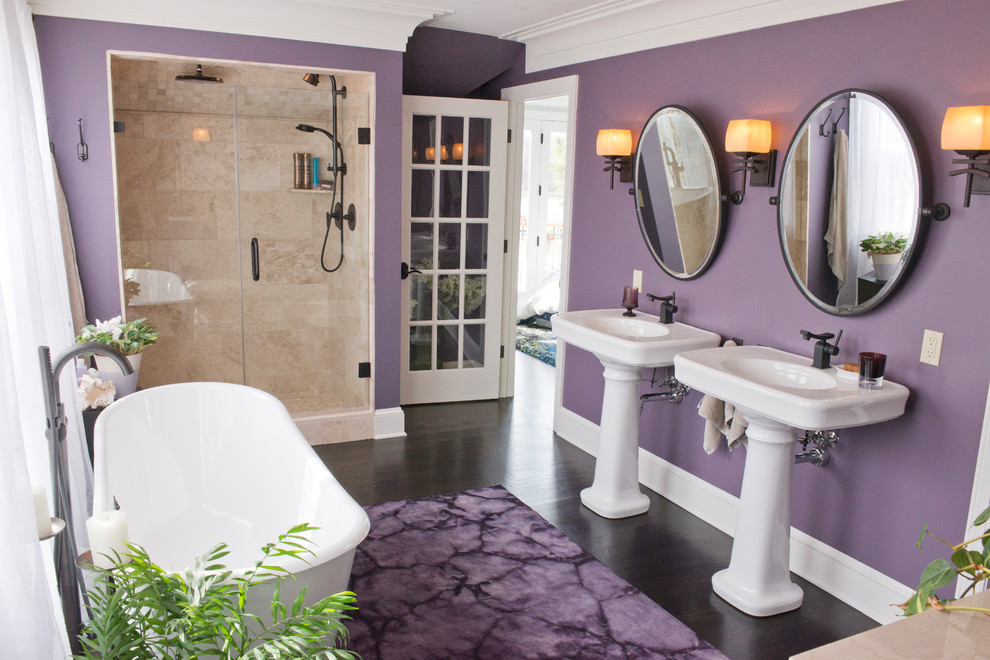 Idéer för ett stort klassiskt en-suite badrum, med ett fristående badkar, en dusch i en alkov, beige kakel, lila väggar, mörkt trägolv, ett piedestal handfat, brunt golv och dusch med gångjärnsdörr