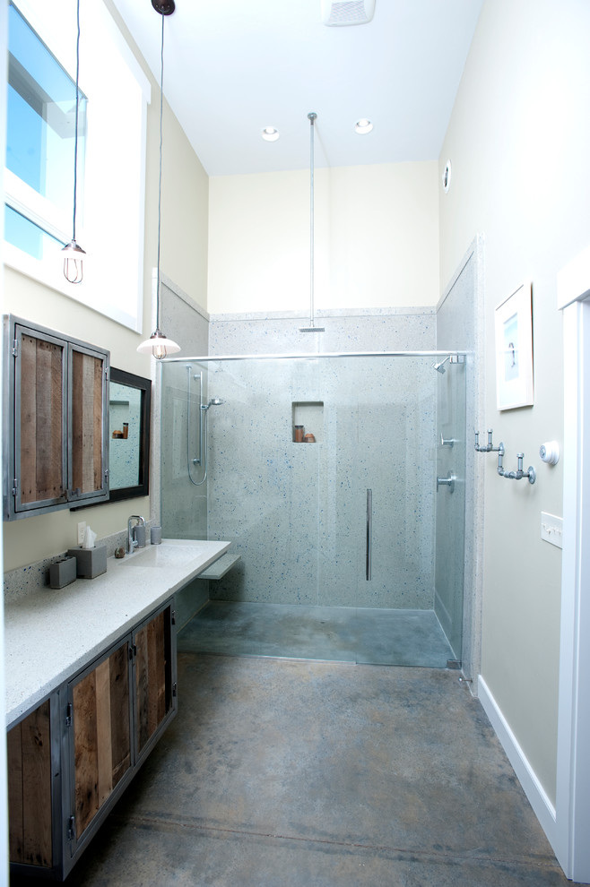 Idées déco pour une grande salle de bain principale industrielle en bois brun avec une douche double, WC à poser, un carrelage gris, des carreaux de béton, un mur gris, sol en béton ciré, un lavabo intégré et un plan de toilette en verre recyclé.