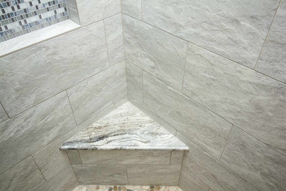 Пример оригинального дизайна: главная ванная комната среднего размера в стиле неоклассика (современная классика) с фасадами с выступающей филенкой, белыми фасадами, душем в нише, серой плиткой, керамогранитной плиткой, серыми стенами, полом из керамогранита, врезной раковиной, столешницей из гранита, серым полом и душем с распашными дверями