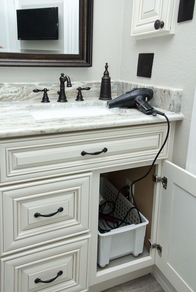 Inredning av ett klassiskt mellanstort en-suite badrum, med luckor med upphöjd panel, vita skåp, en dusch i en alkov, grå kakel, porslinskakel, grå väggar, klinkergolv i porslin, ett undermonterad handfat, granitbänkskiva, grått golv och dusch med gångjärnsdörr