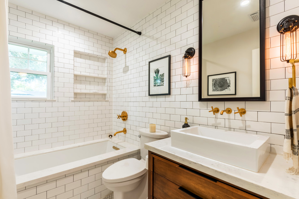 Пример оригинального дизайна: ванная комната среднего размера в стиле неоклассика (современная классика) с плоскими фасадами, фасадами цвета дерева среднего тона, полновстраиваемой ванной, душем над ванной, раздельным унитазом, белой плиткой, плиткой кабанчик, белыми стенами, полом из мозаичной плитки, настольной раковиной, белым полом, шторкой для ванной, душевой кабиной, столешницей из кварцита и белой столешницей