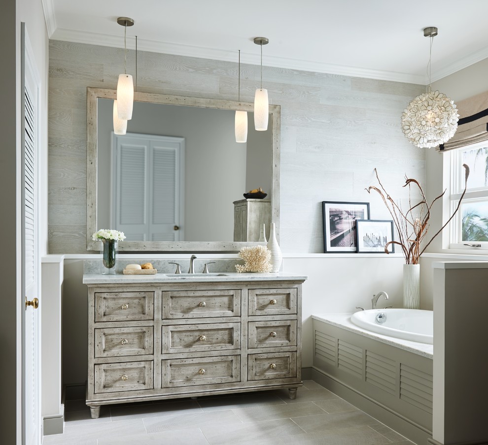Imagen de cuarto de baño principal clásico grande con armarios con paneles lisos, puertas de armario con efecto envejecido y bañera encastrada