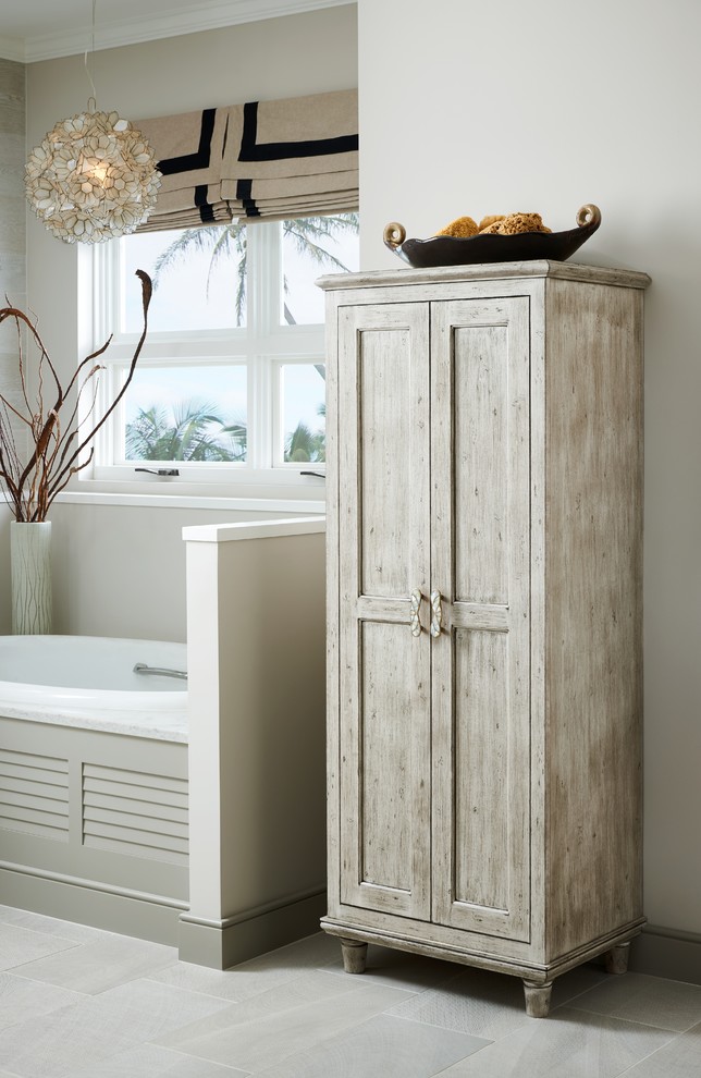 Foto de cuarto de baño principal clásico grande con armarios con paneles lisos, puertas de armario con efecto envejecido y bañera encastrada