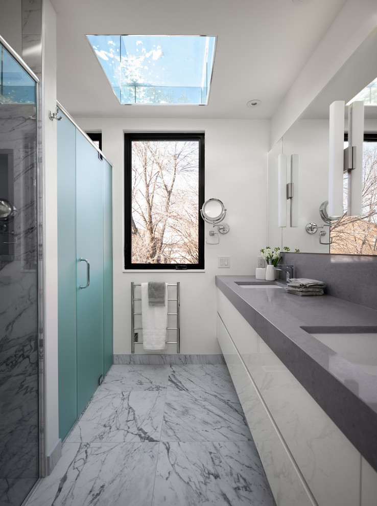 Modernes Badezimmer mit flächenbündigen Schrankfronten, weißen Schränken, Duschnische, weißer Wandfarbe, Unterbauwaschbecken, grauem Boden, Falttür-Duschabtrennung und grauer Waschtischplatte in Ottawa
