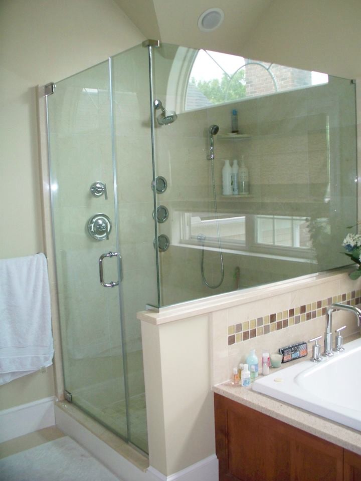 Idéer för att renovera ett mellanstort vintage en-suite badrum, med en hörndusch och vita väggar