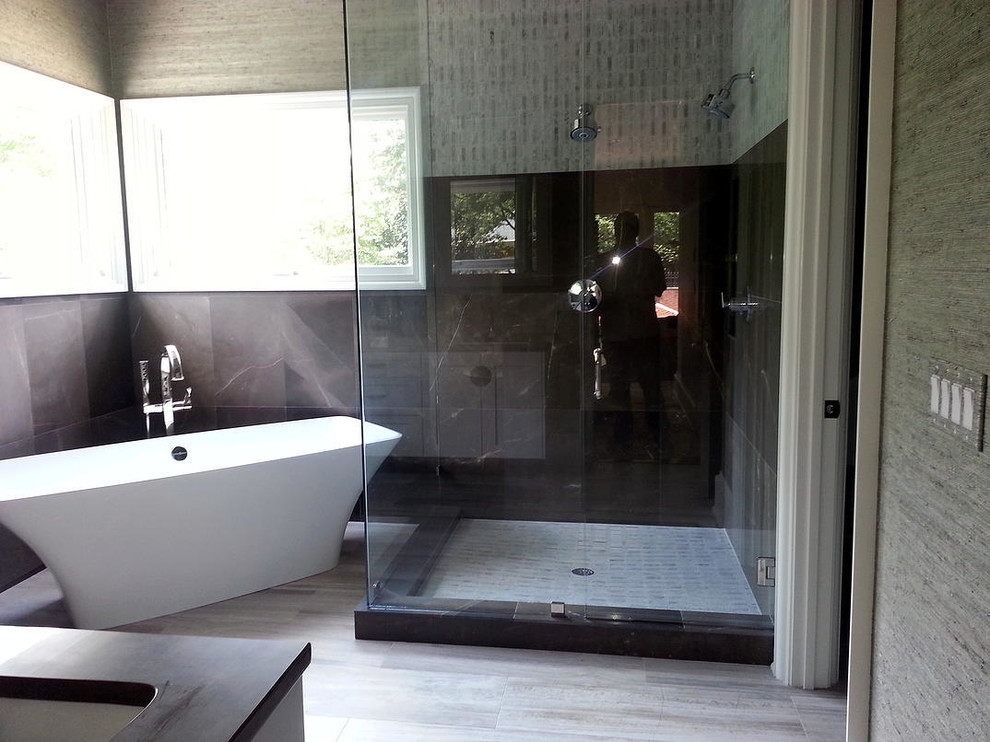 Idee per una grande stanza da bagno padronale minimalista con vasca freestanding, doccia ad angolo, piastrelle grigie, piastrelle in ardesia, pareti grigie, pavimento in gres porcellanato e lavabo sottopiano