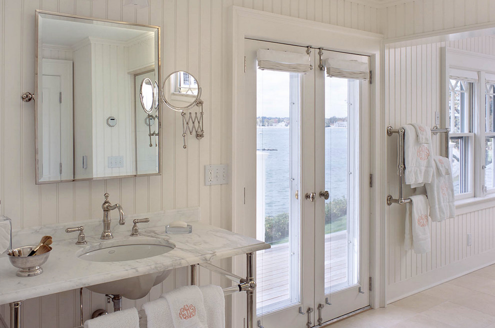 Свежая идея для дизайна: главная ванная комната среднего размера в классическом стиле с белыми фасадами, угловым душем, унитазом-моноблоком, белой плиткой, каменной плиткой, белыми стенами, полом из керамогранита, мраморной столешницей, врезной раковиной, бежевым полом и душем с распашными дверями - отличное фото интерьера