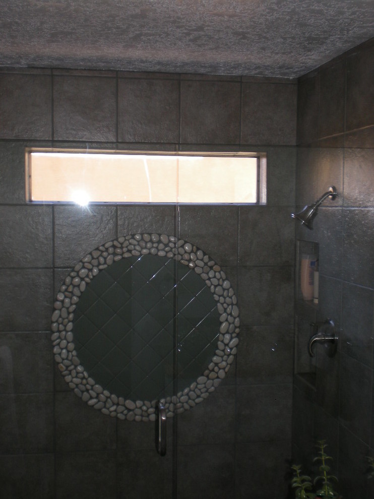 Пример оригинального дизайна: ванная комната в стиле кантри с открытым душем, бежевой плиткой и галечной плиткой