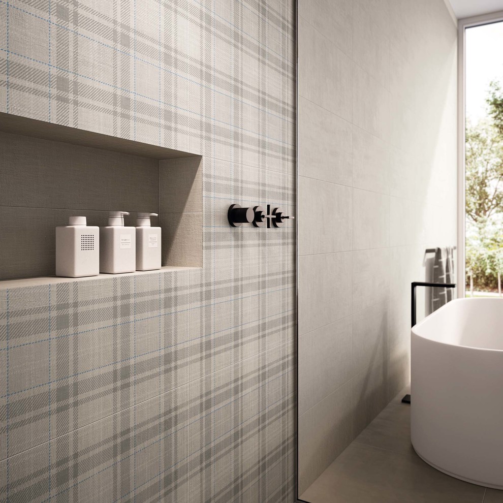 Exempel på ett stort modernt en-suite badrum, med ett fristående badkar, flerfärgade väggar, betonggolv och grått golv