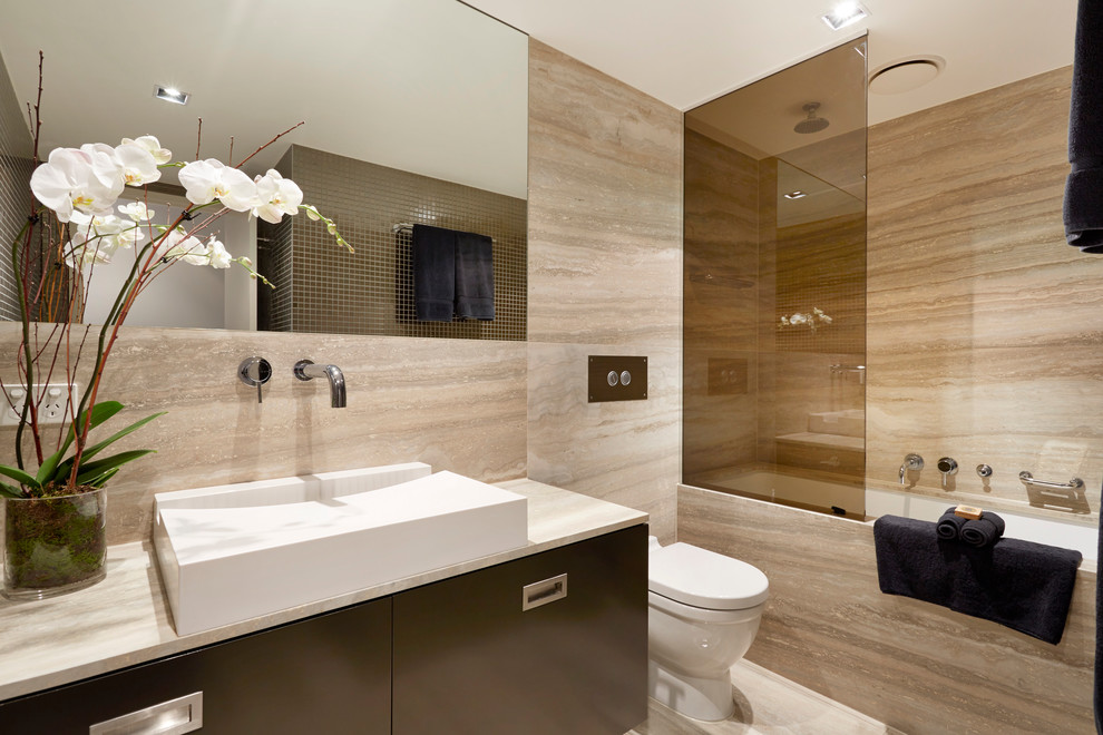 Esempio di una stanza da bagno contemporanea con ante lisce, ante nere, vasca ad alcova, vasca/doccia, WC monopezzo, piastrelle marroni, lavabo integrato e doccia aperta